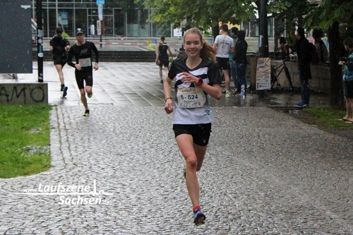 Smiling Eva is flying in the rain ... Smiling Eva is flying in the rain ...